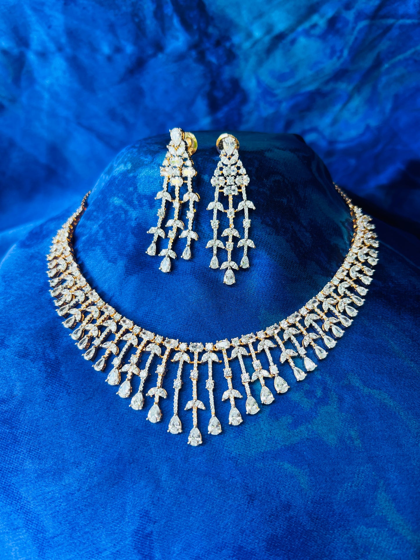 Enchanting Reflections Necklace with Earrings