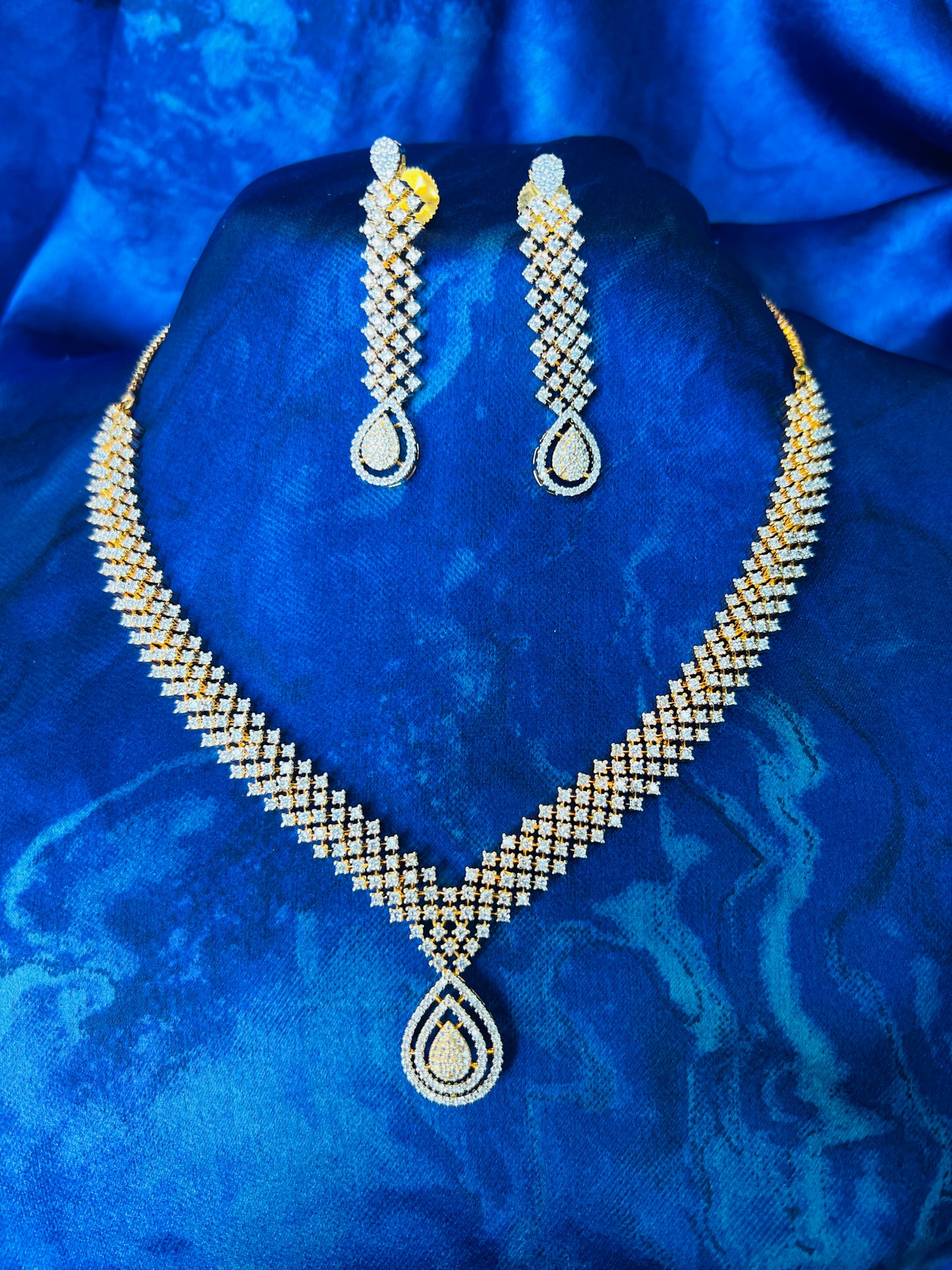 Glimmering Jewel Necklace with Earrings