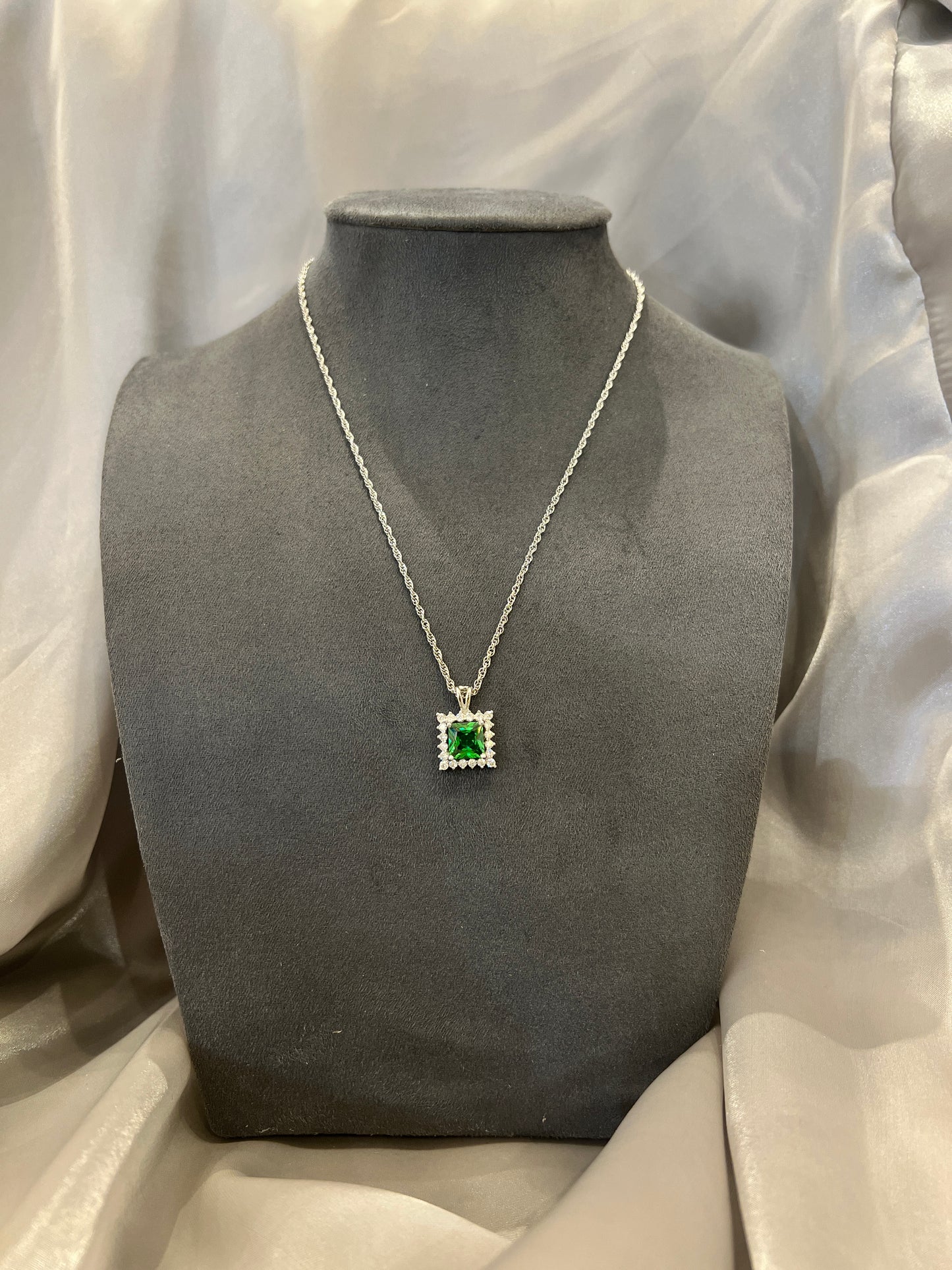 Verdant Gleam Gem Pendant