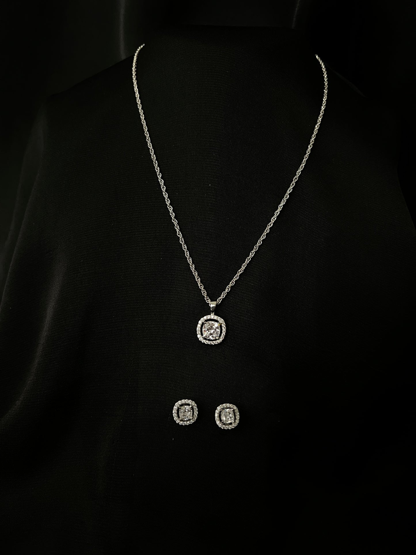 Timeless Radiance Diamond Set