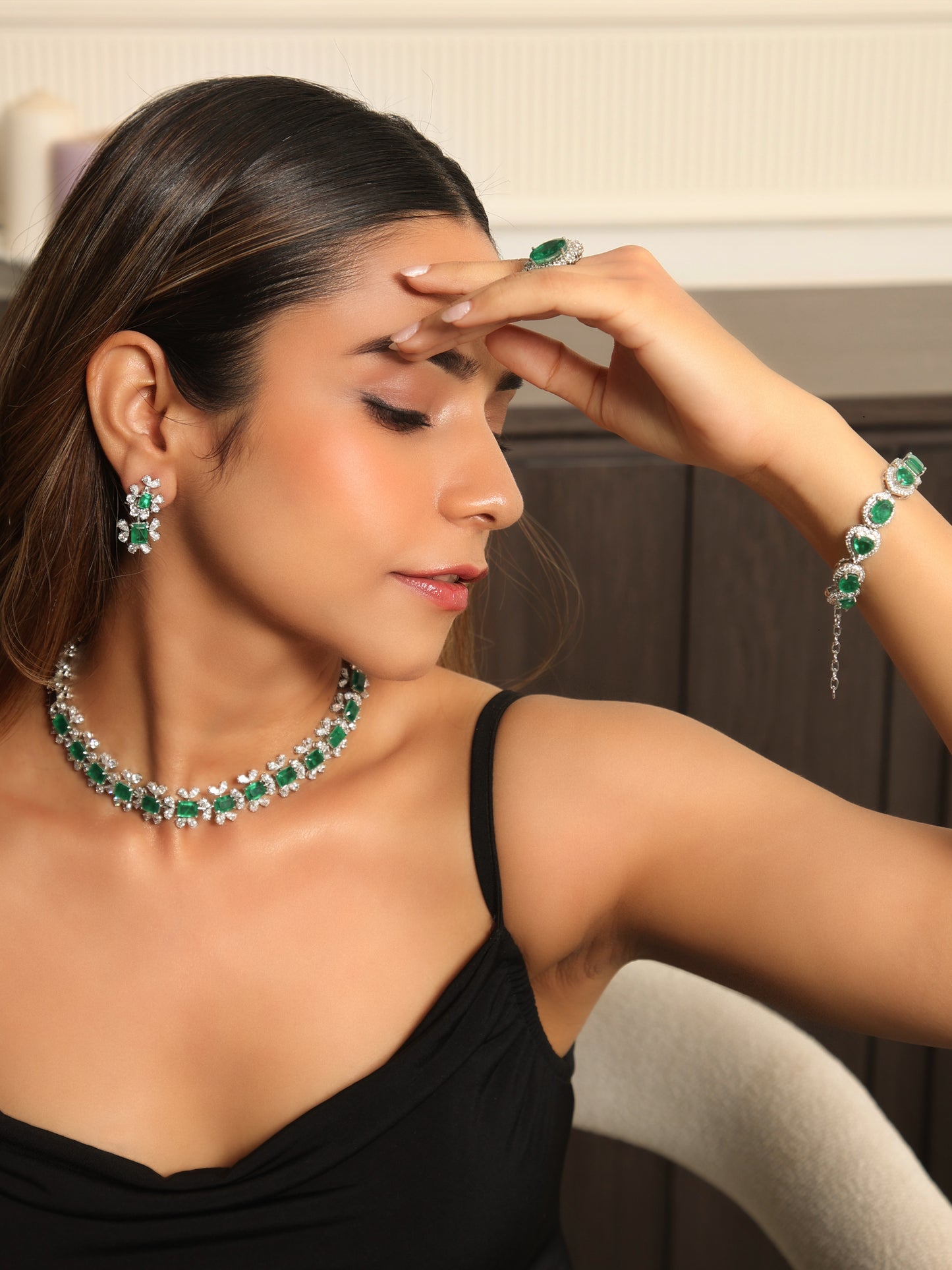 Emerald Crest Queen Necklace Set