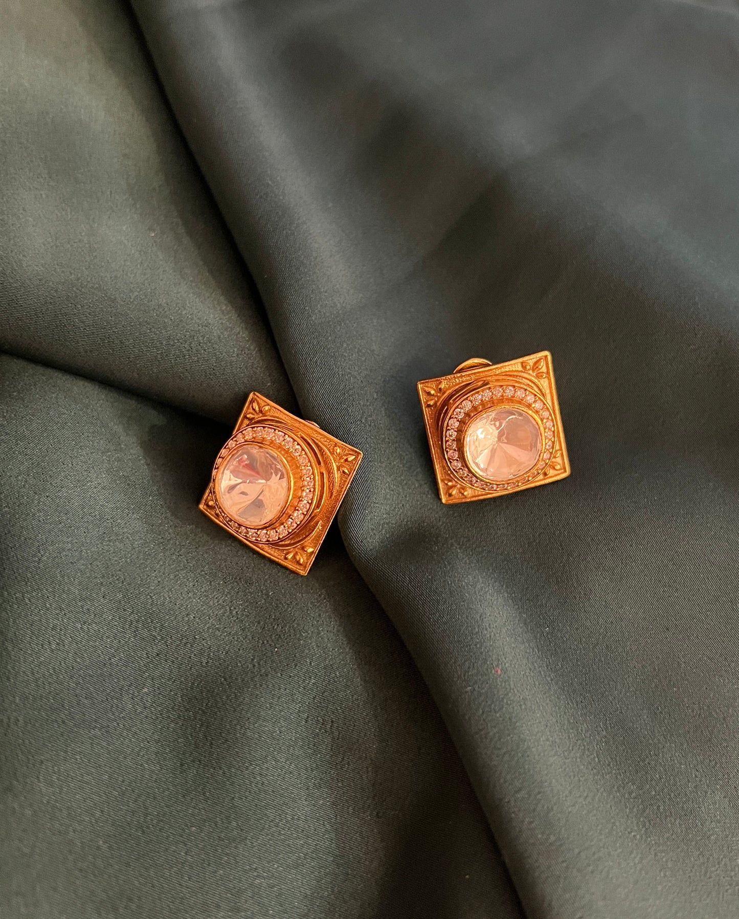 Tanirika Square Kundan Studs