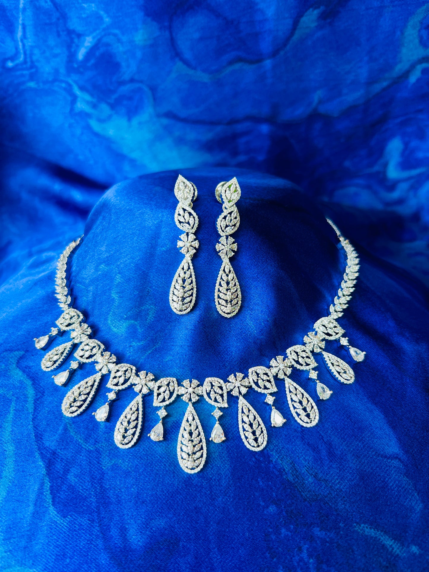 Opulent Glimmer Necklace with Earrings