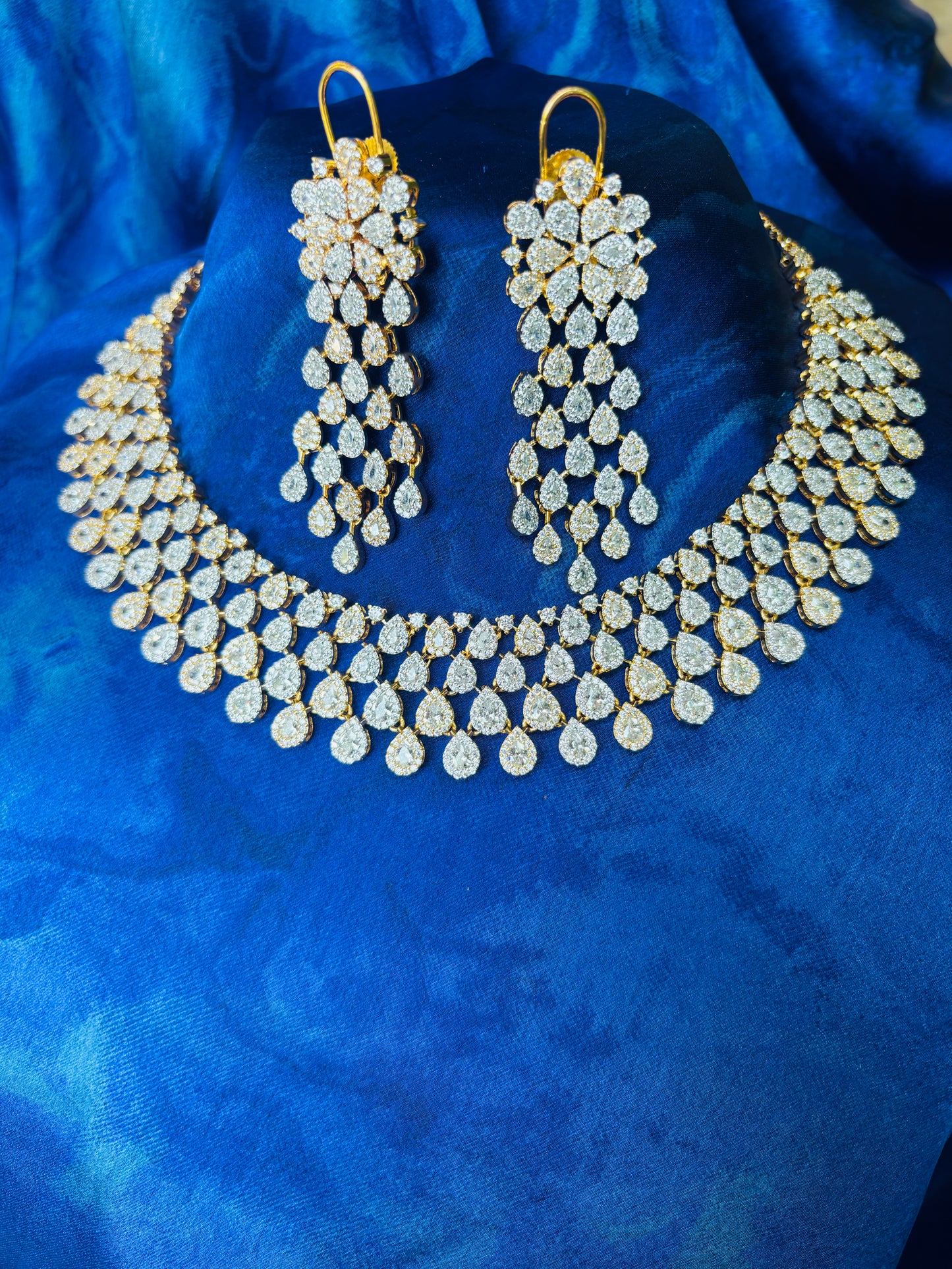 Dazzling Majesty Necklace with Earrings