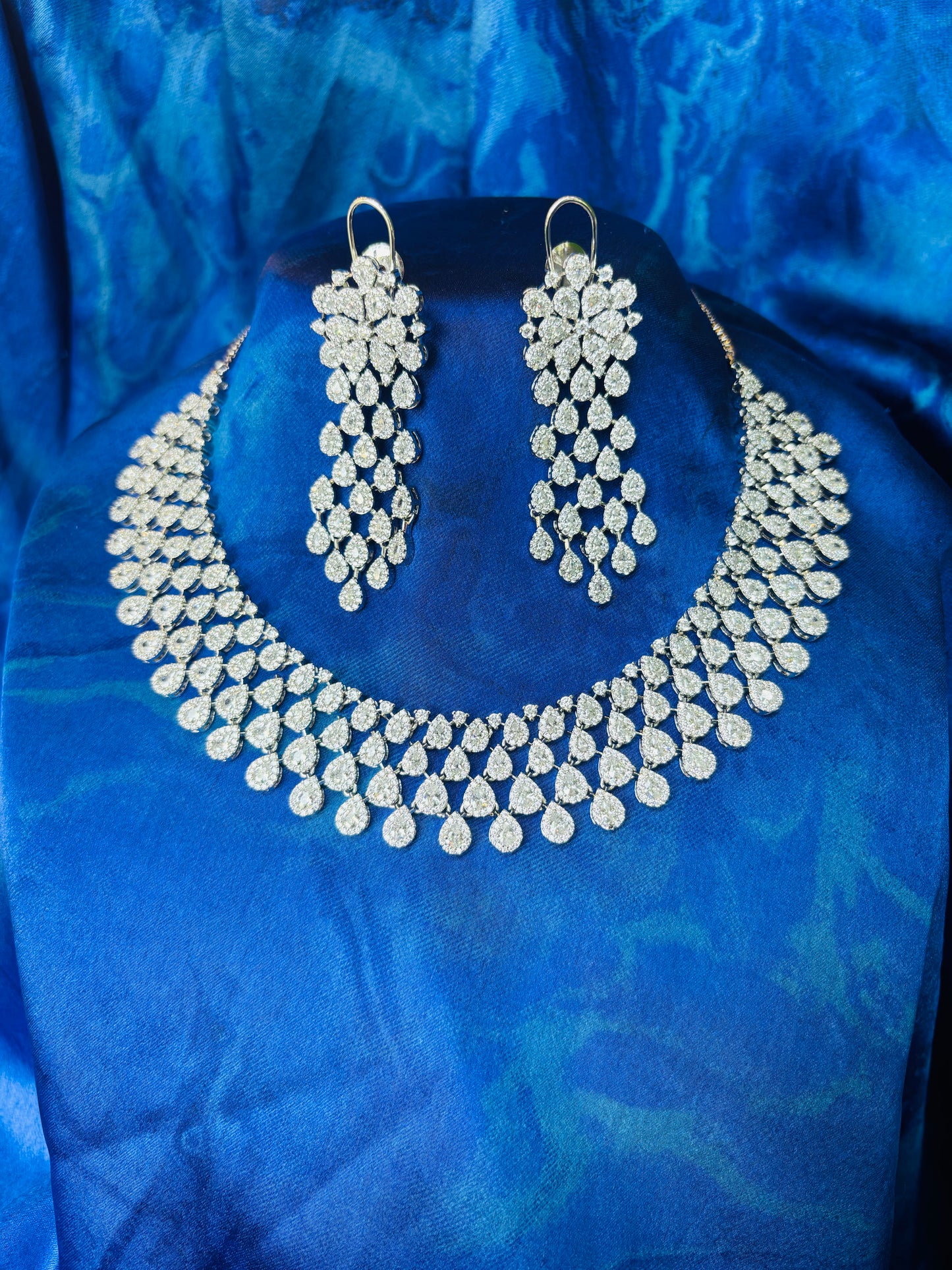 Dazzling Majesty Necklace with Earrings