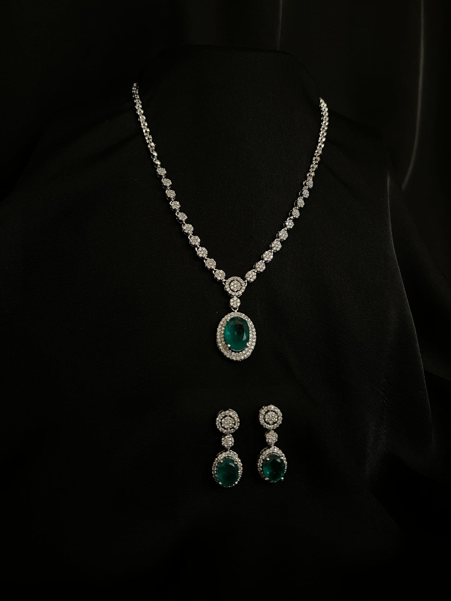 Emerald Elegance Necklace with Earrings