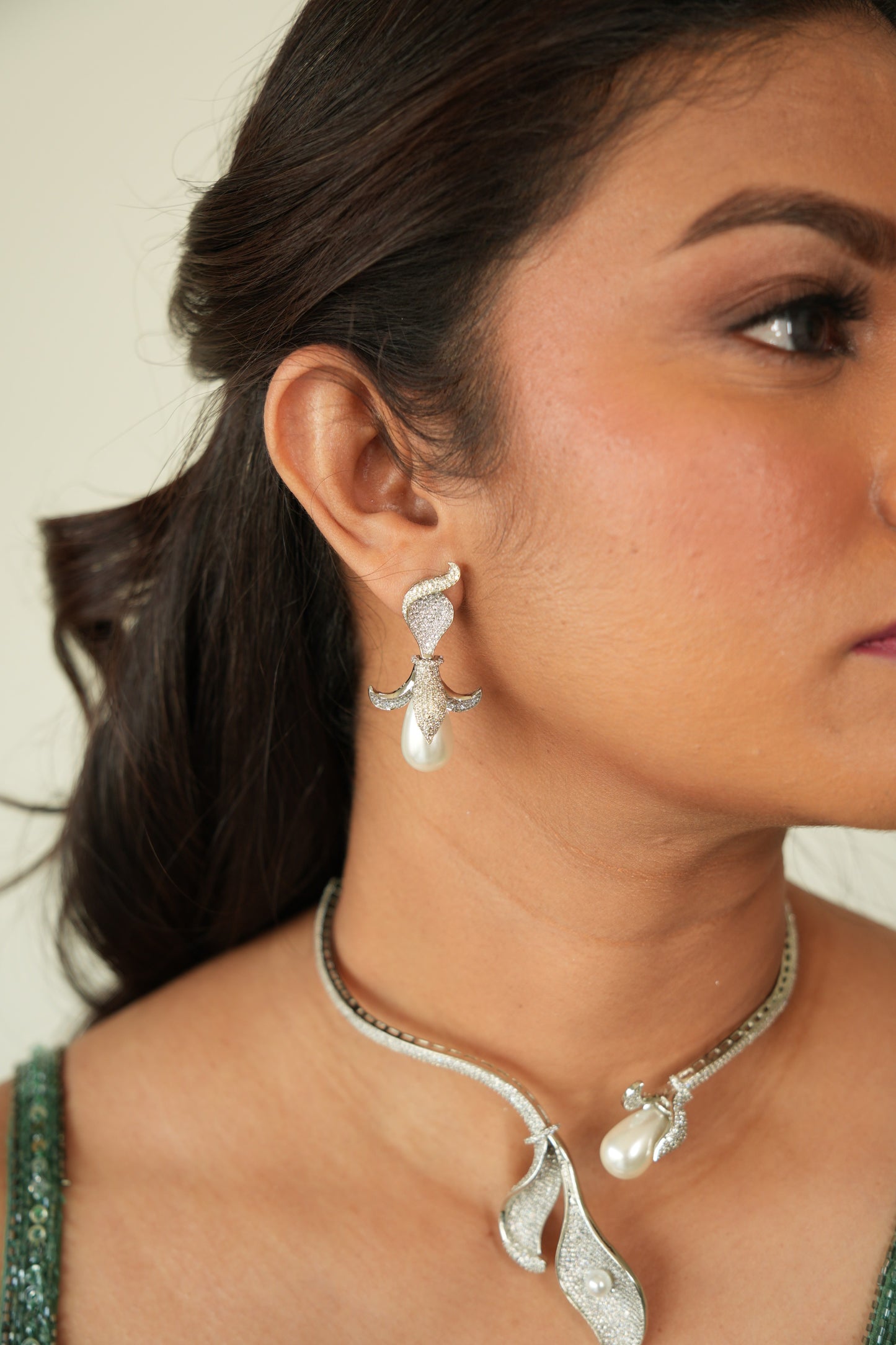 Avira Pearl Drape Choker Set