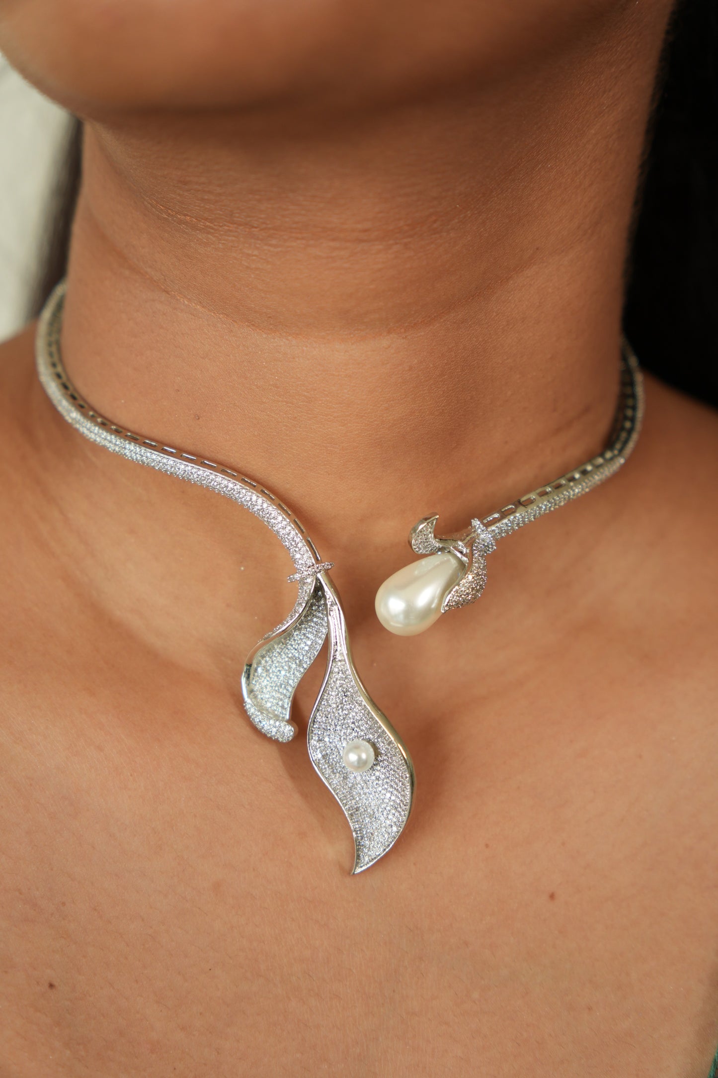 Avira Pearl Drape Choker Set